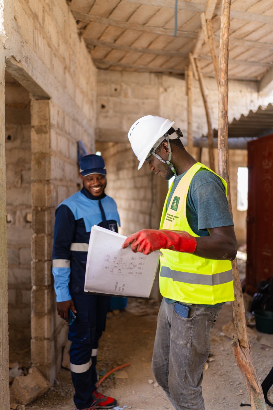 Équipe Cissko sur un chantier, plans de fondation en main